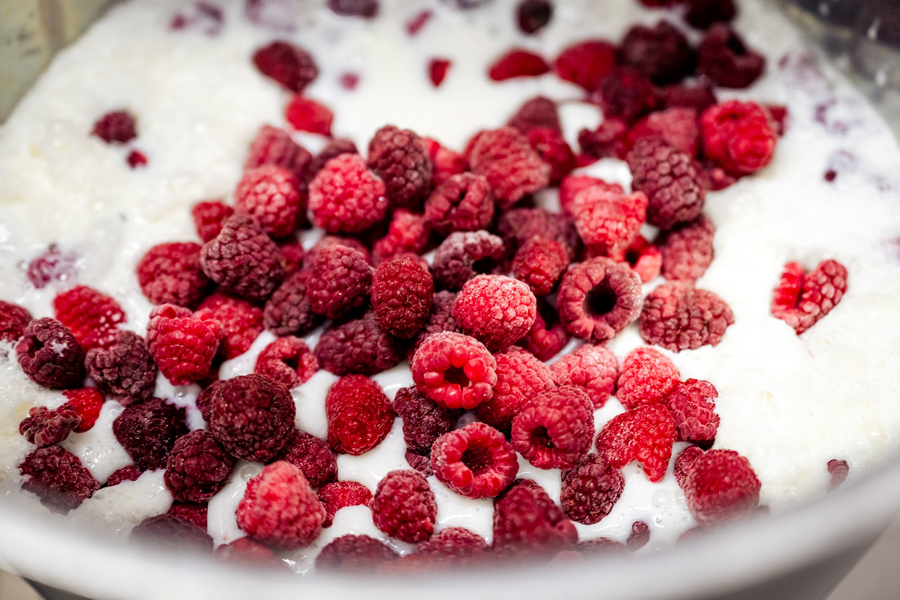 Eis mit frischen Himbeeren