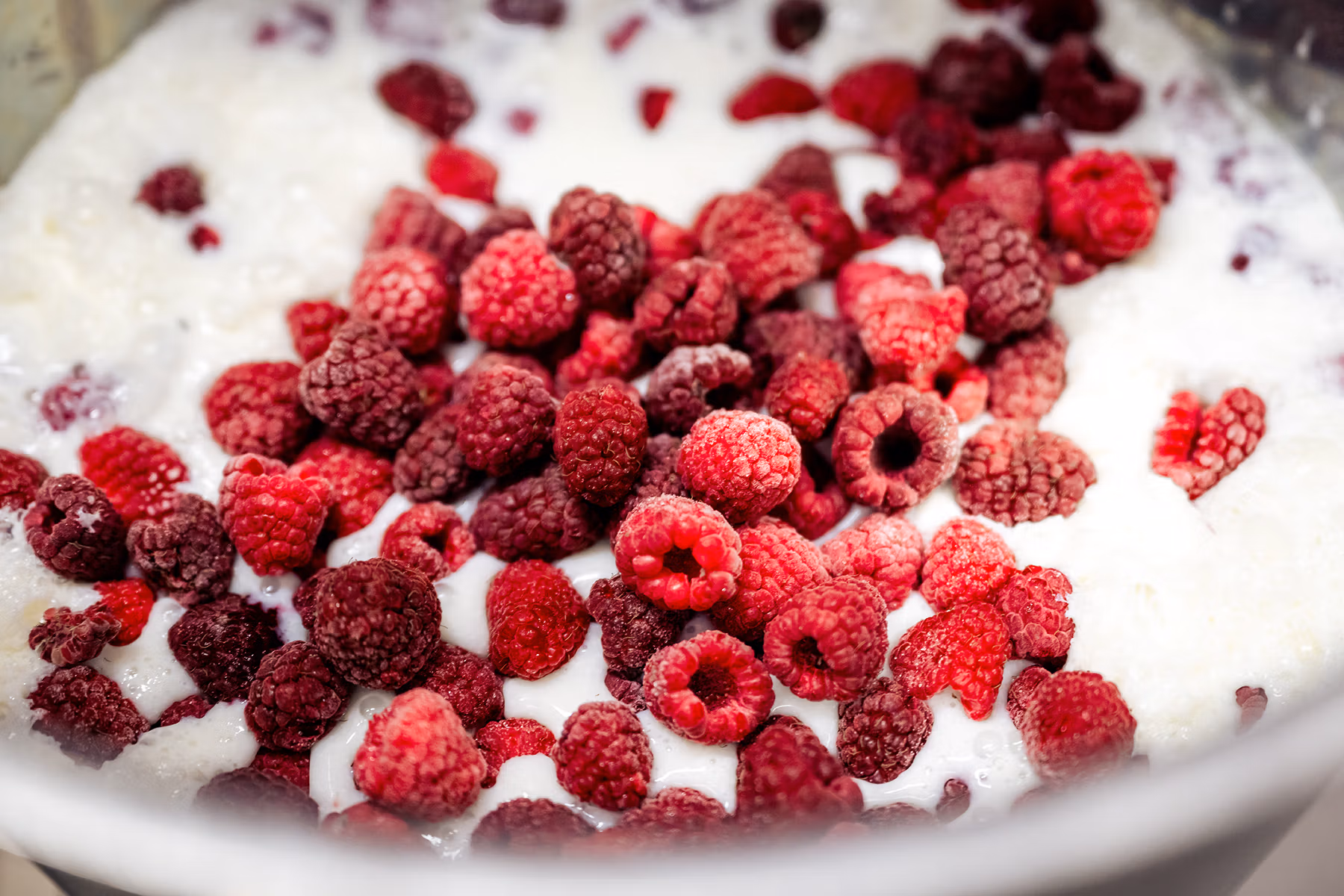 Eis mit frischen Himbeeren
