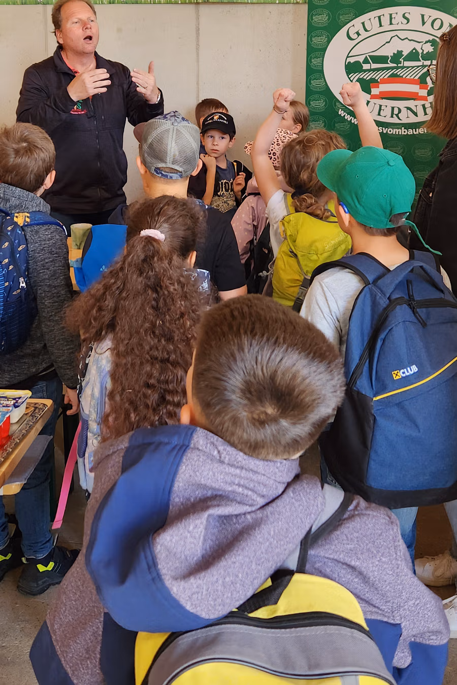 Kinder stellen Fragen zu unserem Eis